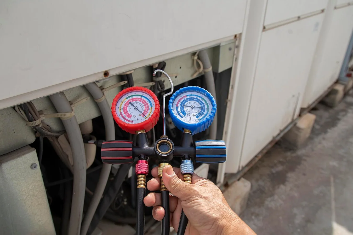 Technicien intervenant sur une unité extérieure de climatisation